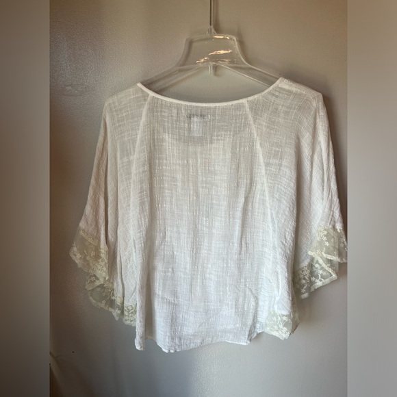 Gauzy butterfly sleeve top - Picture 3 of 9